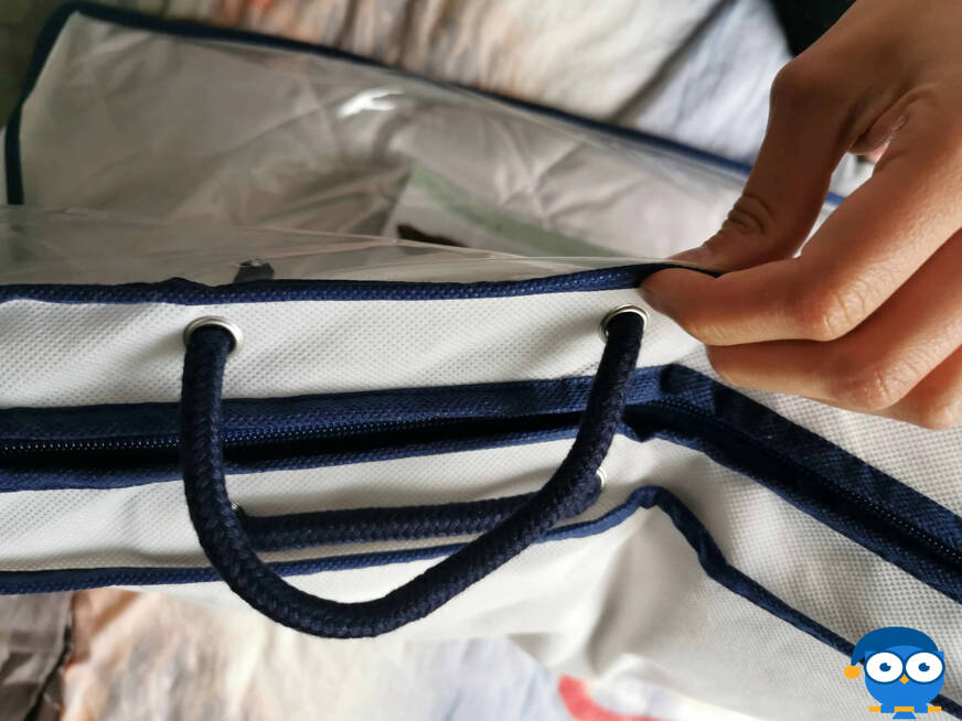 Henkel an der Reisetasche der Sommerbettdecke im Bettdecke Test